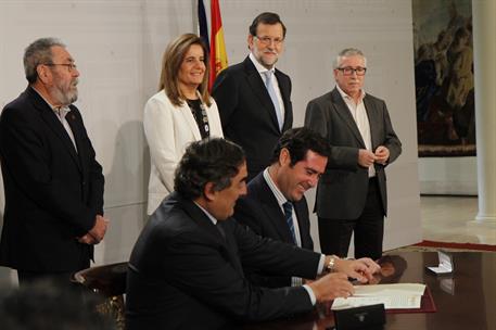 15/12/2014. Firma del Acuerdo del Gobierno y los interlocutores sociales. Juan Rosell y Antonio Garamendi durante la firma del Acuerdo del G...
